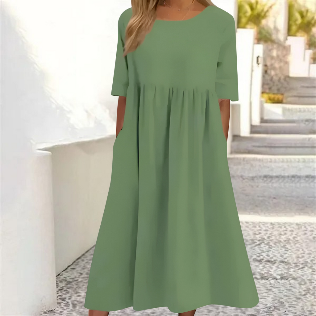 Damklänning i avslappnad sommarstil med midimönster