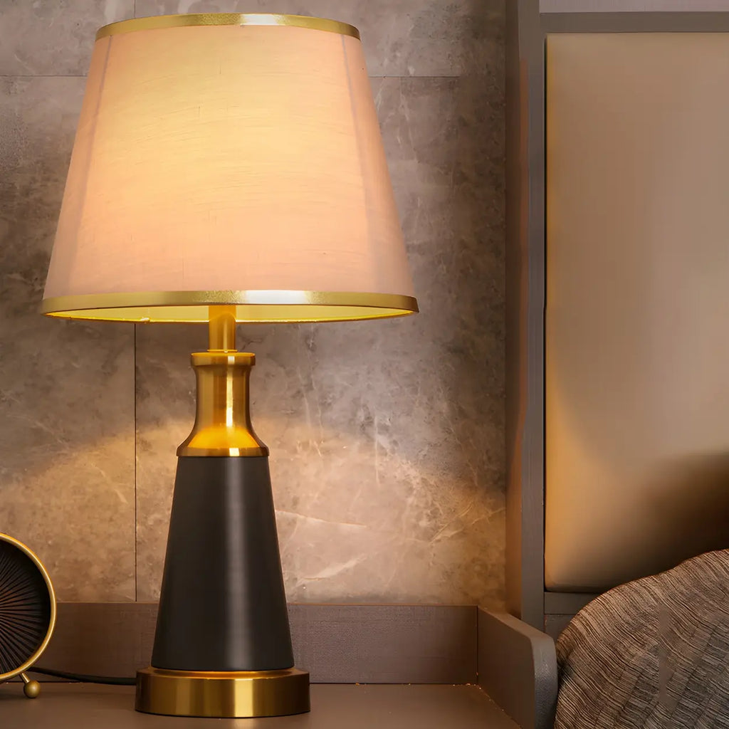 Retro bordslampa i metall med tygskärm – elegant accentbelysning för sovrum