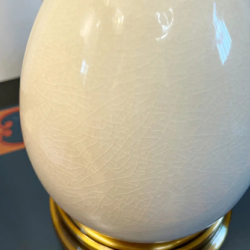 Minimalistisk vit sänglampa med slät kupolformad silhuette