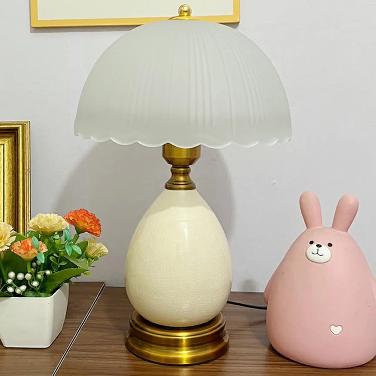 Minimalistisk vit sänglampa med slät kupolformad silhuette