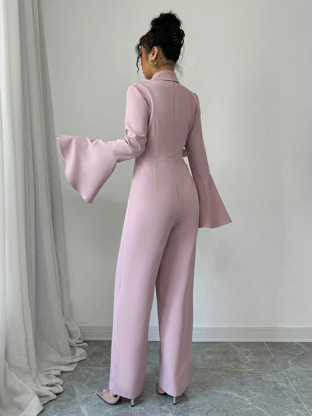 Skräddarsydd omlottjumpsuit för kvinnor – Strukturerad kavajinspirerad vida ben-ensemble
