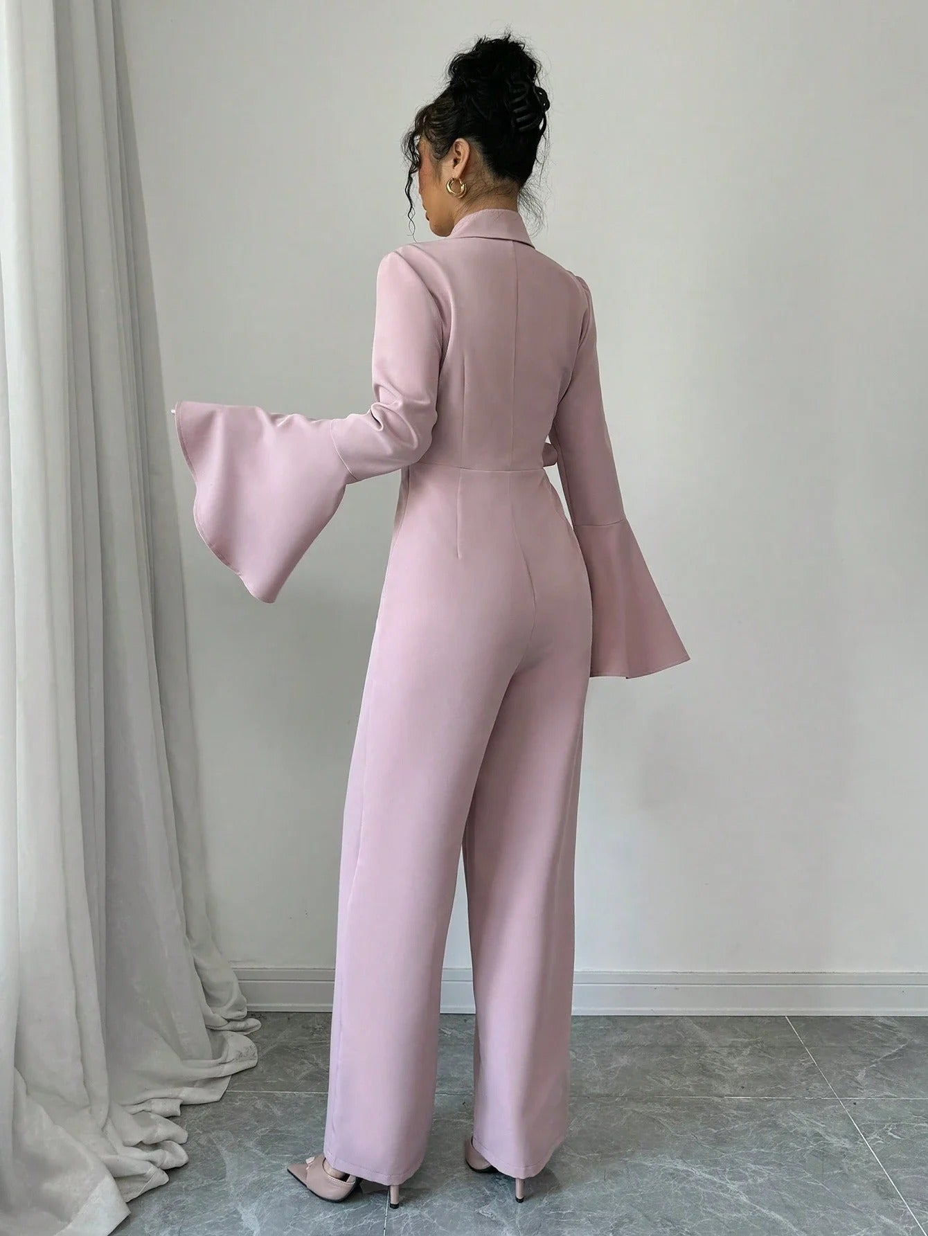 Skräddarsydd omlottjumpsuit för kvinnor – Strukturerad kavajinspirerad vida ben-ensemble