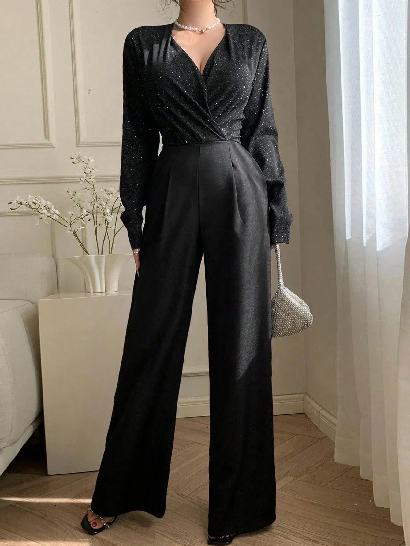 Damjumpsuit med skimrande överdrag och palazzo – Glamorös kvällsjumpsuit med vida ben