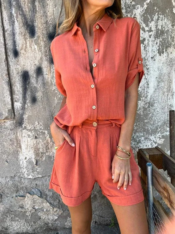 Estella | Set med knäppta shorts – avslappnad skjorta och matchande avslappnad tvådelad outfit