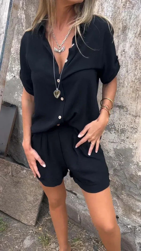 Estella | Set med knäppta shorts – avslappnad skjorta och matchande avslappnad tvådelad outfit