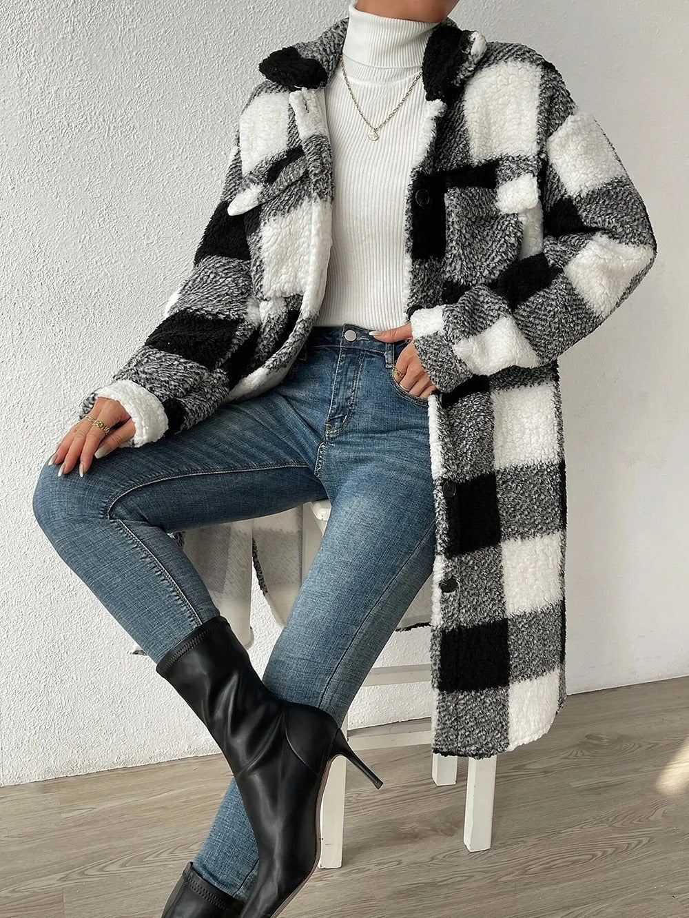 Elle | Rutig lång kappa med knappar framtill och bröstfickor - Klassiskt elegant statement-ytterplagg