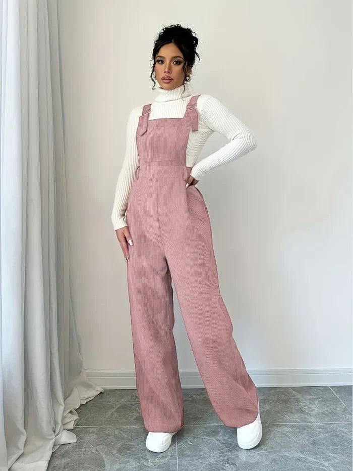 Lisbet | Ledig jumpsuit i manchester med fyrkantig halsringning, vida ben och axelband med spänne