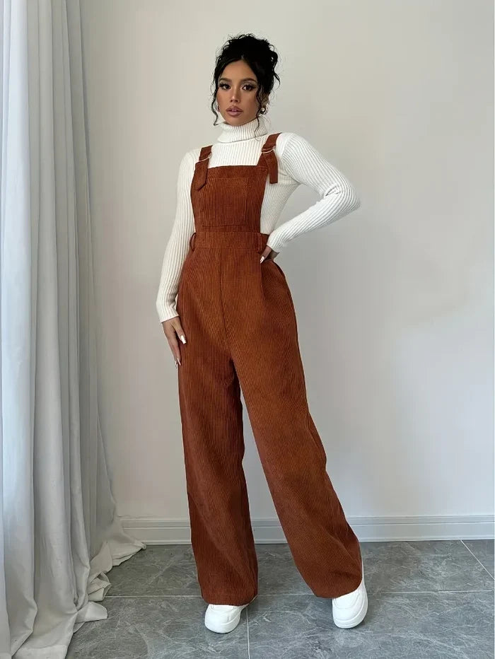 Lisbet | Ledig jumpsuit i manchester med fyrkantig halsringning, vida ben och axelband med spänne