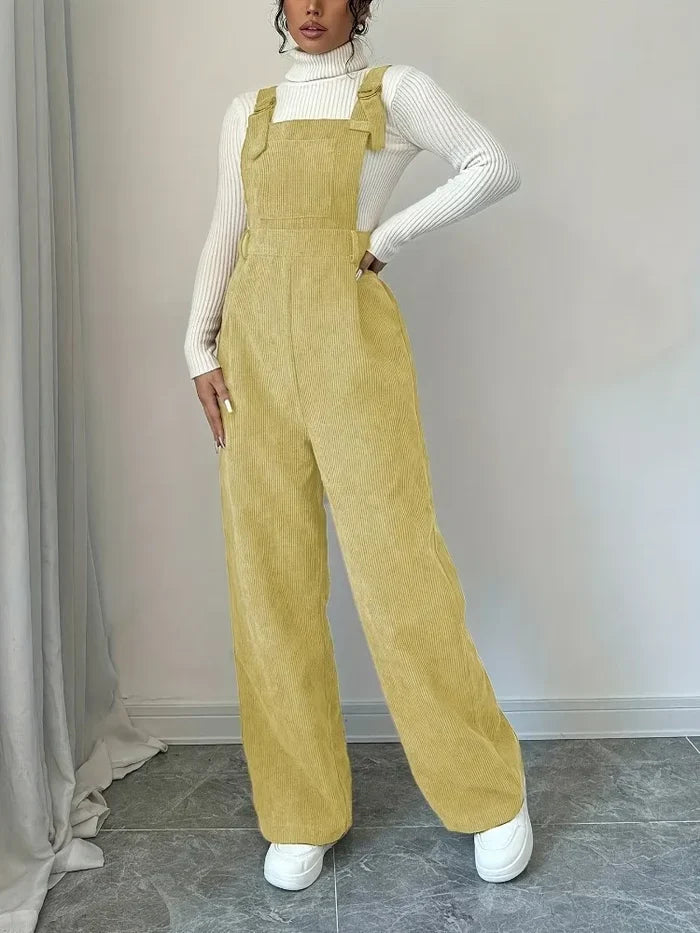 Lisbet | Ledig jumpsuit i manchester med fyrkantig halsringning, vida ben och axelband med spänne