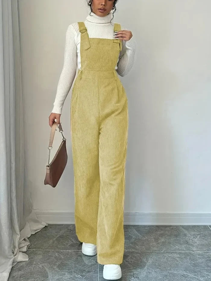 Lisbet | Ledig jumpsuit i manchester med fyrkantig halsringning, vida ben och axelband med spänne