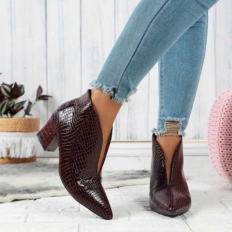 Ruby | Krokodilpräglade spetsiga klackstövlar med blockklack – polerade statement-skor för elegant vardagsstil