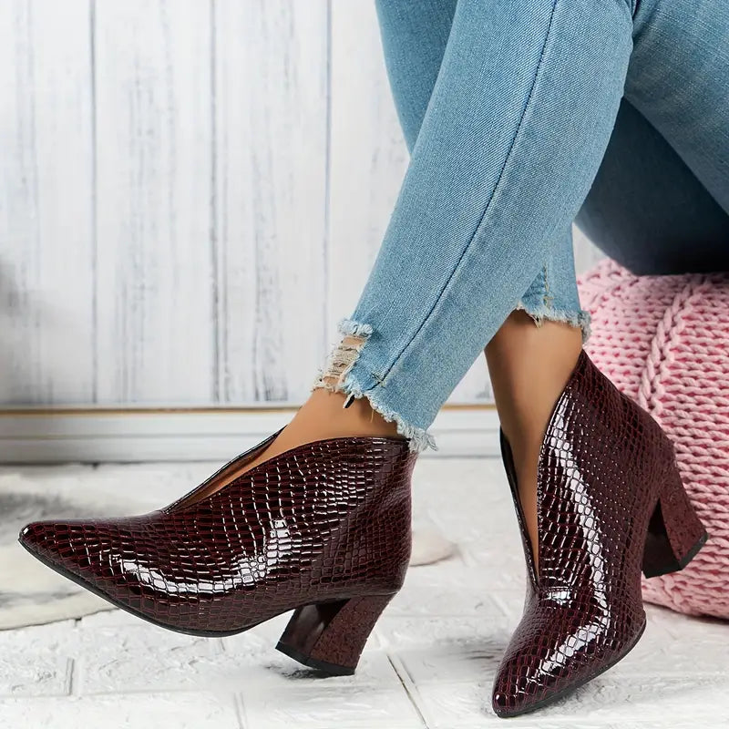 Ruby | Krokodilpräglade spetsiga klackstövlar med blockklack – polerade statement-skor för elegant vardagsstil