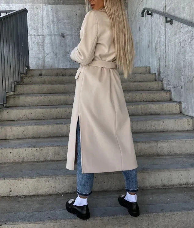 Damkappa med bälte och dubbelknappar – Klassisk lång ytterjacka med bred slagdesign