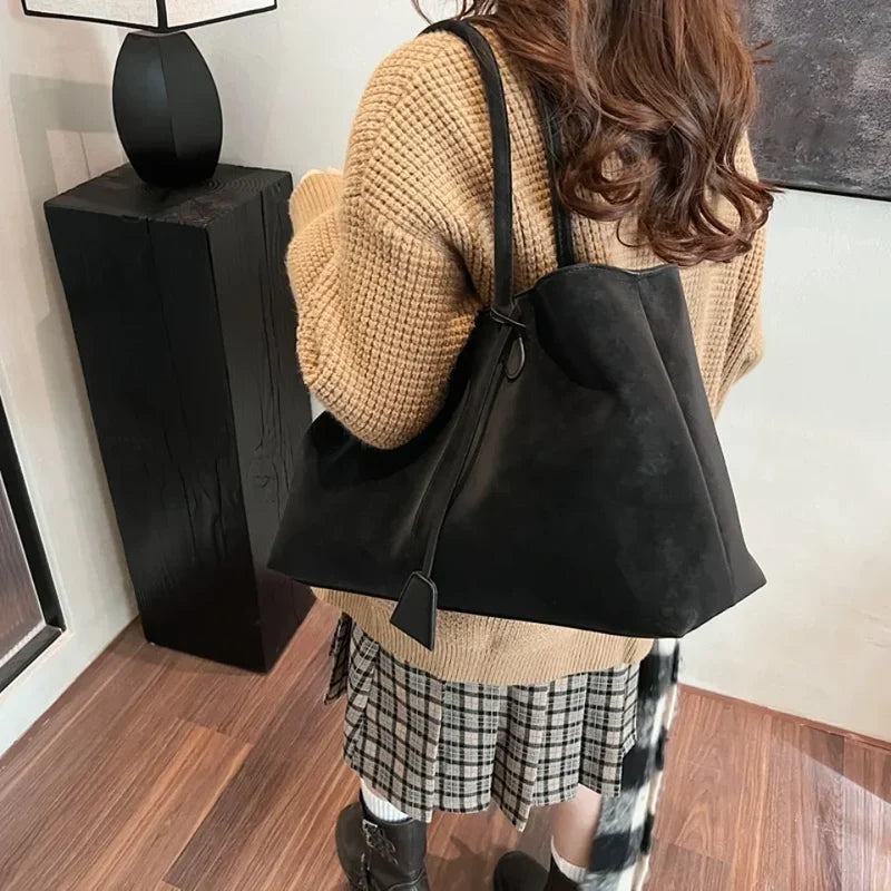 Dam Slouchy Shoulder Tote Bag – Stor avslappnad bärväska med tofsdetalj