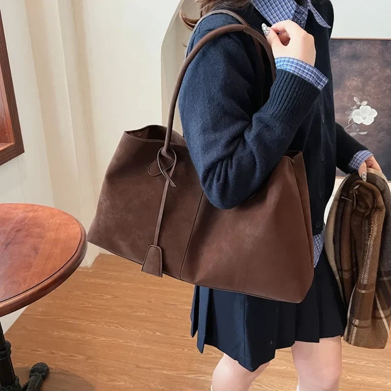 Dam Slouchy Shoulder Tote Bag – Stor avslappnad bärväska med tofsdetalj