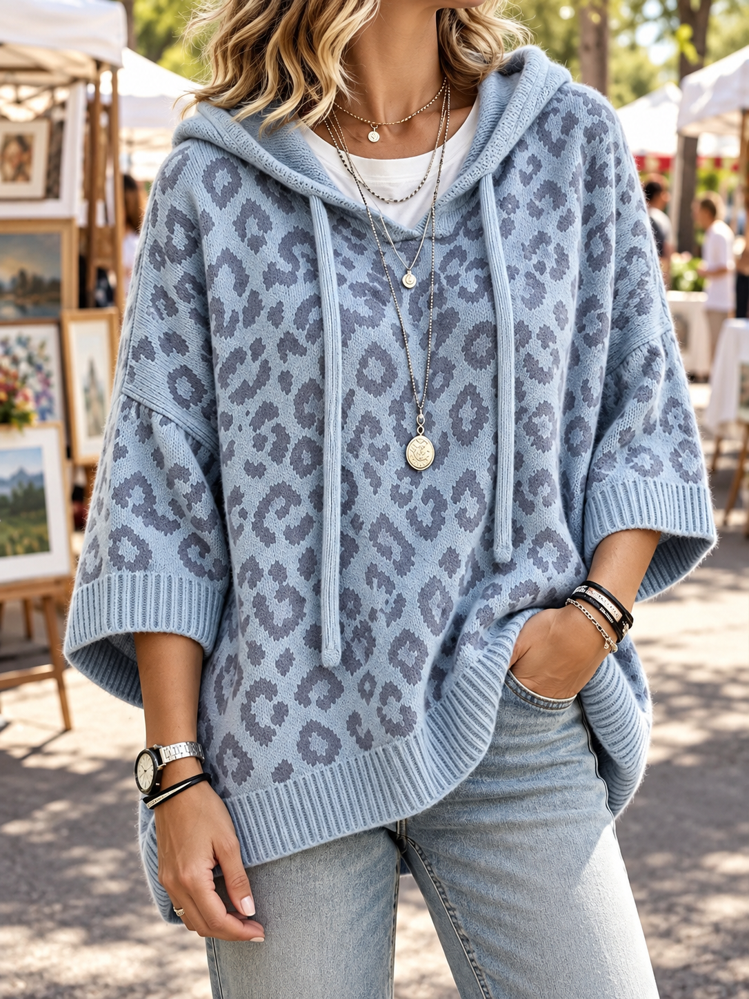 Charlotta | Stickad oversize-hoodie med djurmönster och dragsko – halvlång ärm