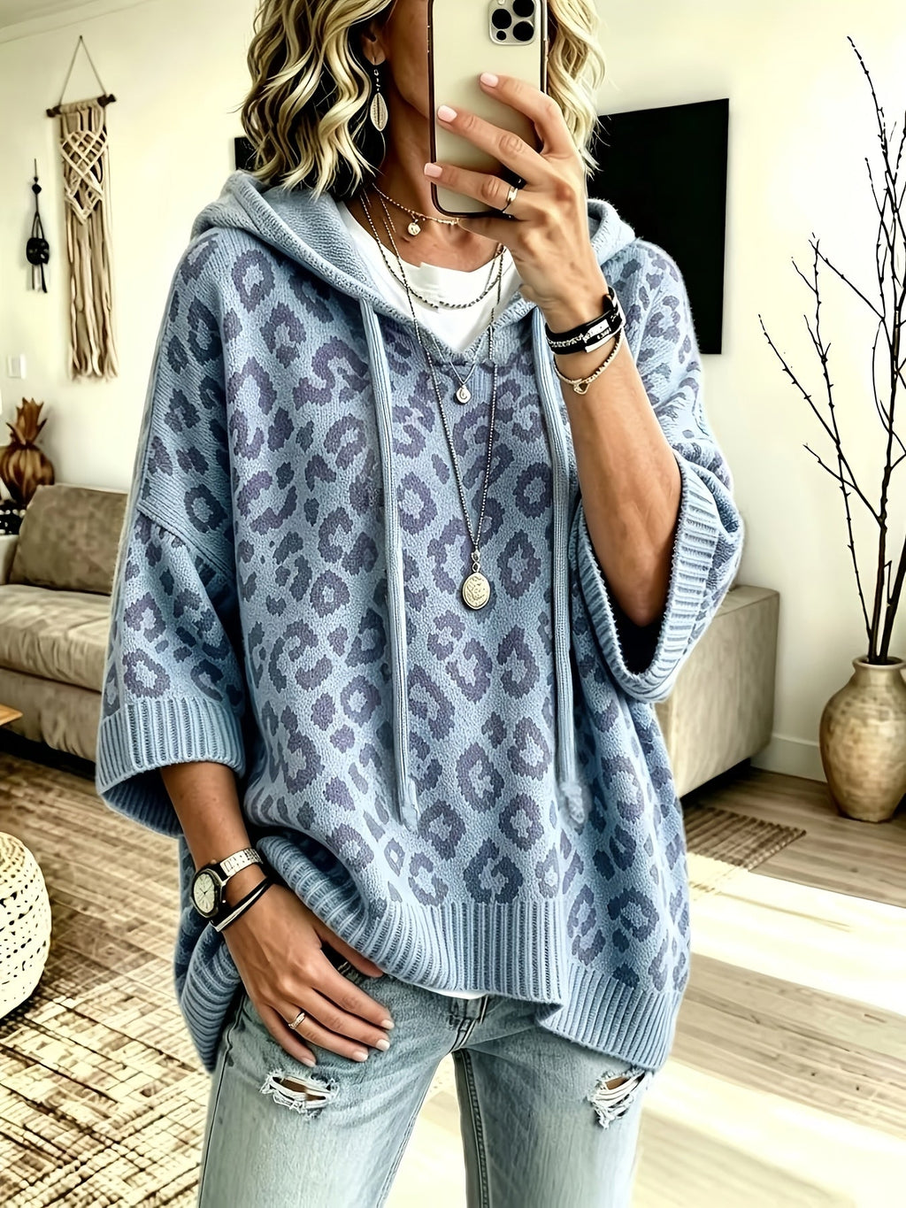 Charlotta | Stickad oversize-hoodie med djurmönster och dragsko – halvlång ärm