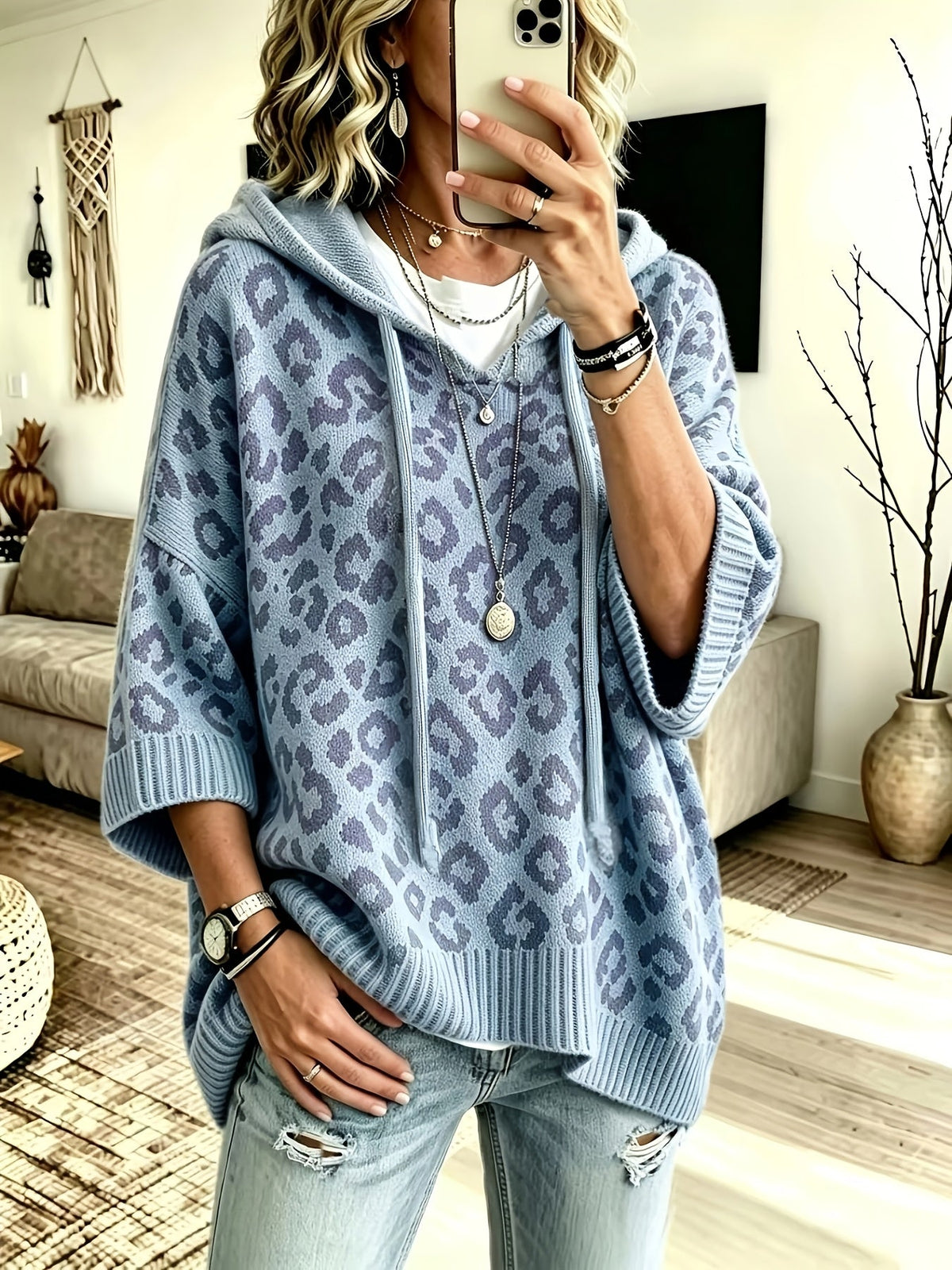 Charlotta | Stickad oversize-hoodie med djurmönster och dragsko – halvlång ärm
