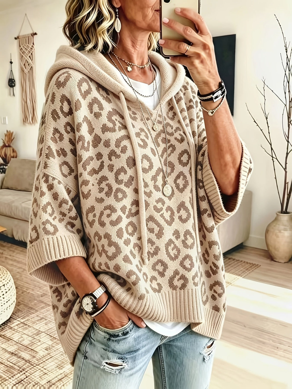 Charlotta | Stickad oversize-hoodie med djurmönster och dragsko – halvlång ärm