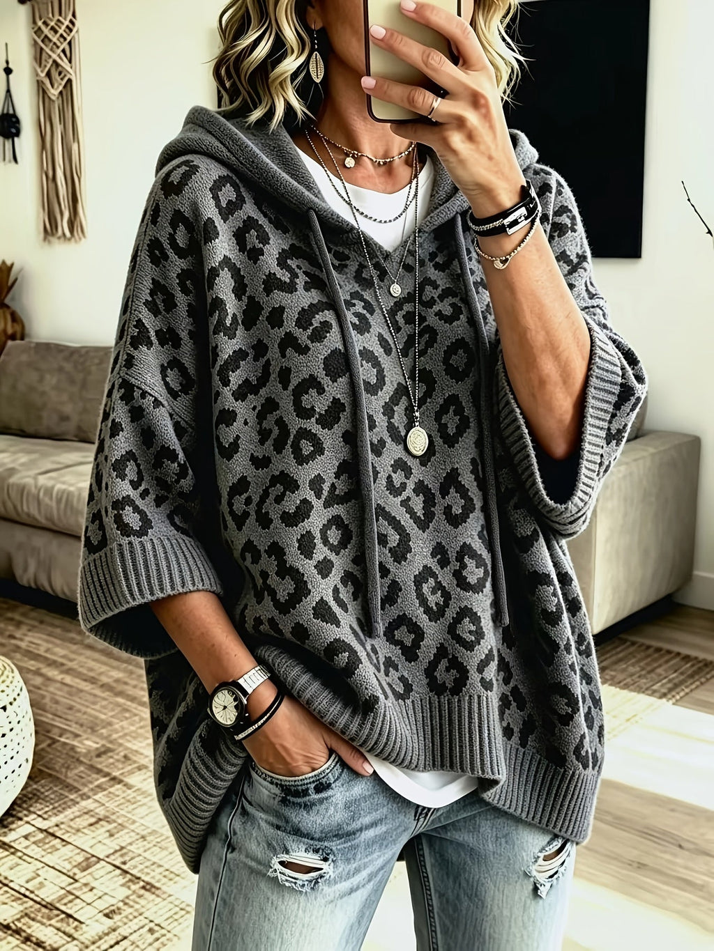 Charlotta | Stickad oversize-hoodie med djurmönster och dragsko – halvlång ärm