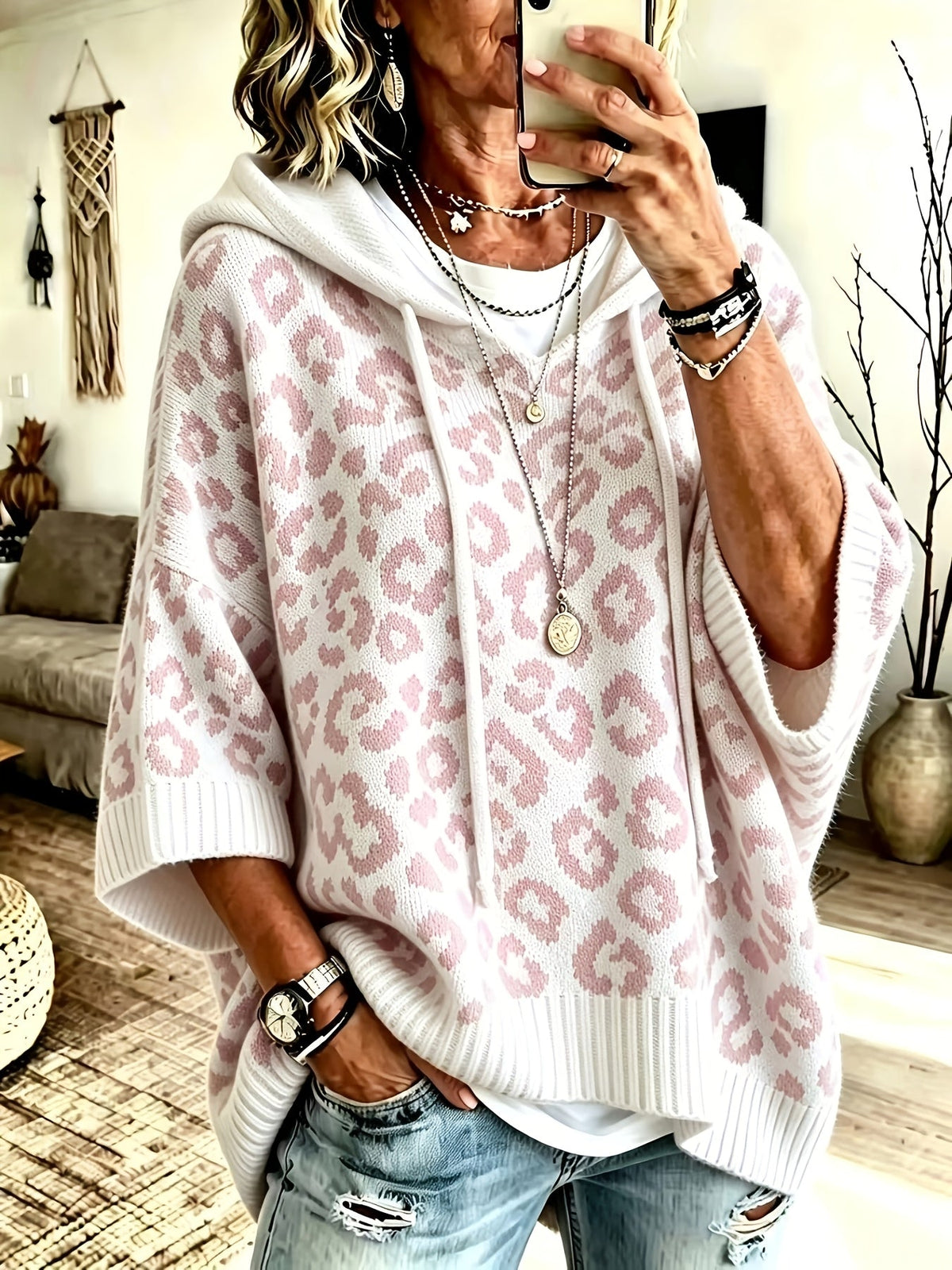 Charlotta | Stickad oversize-hoodie med djurmönster och dragsko – halvlång ärm