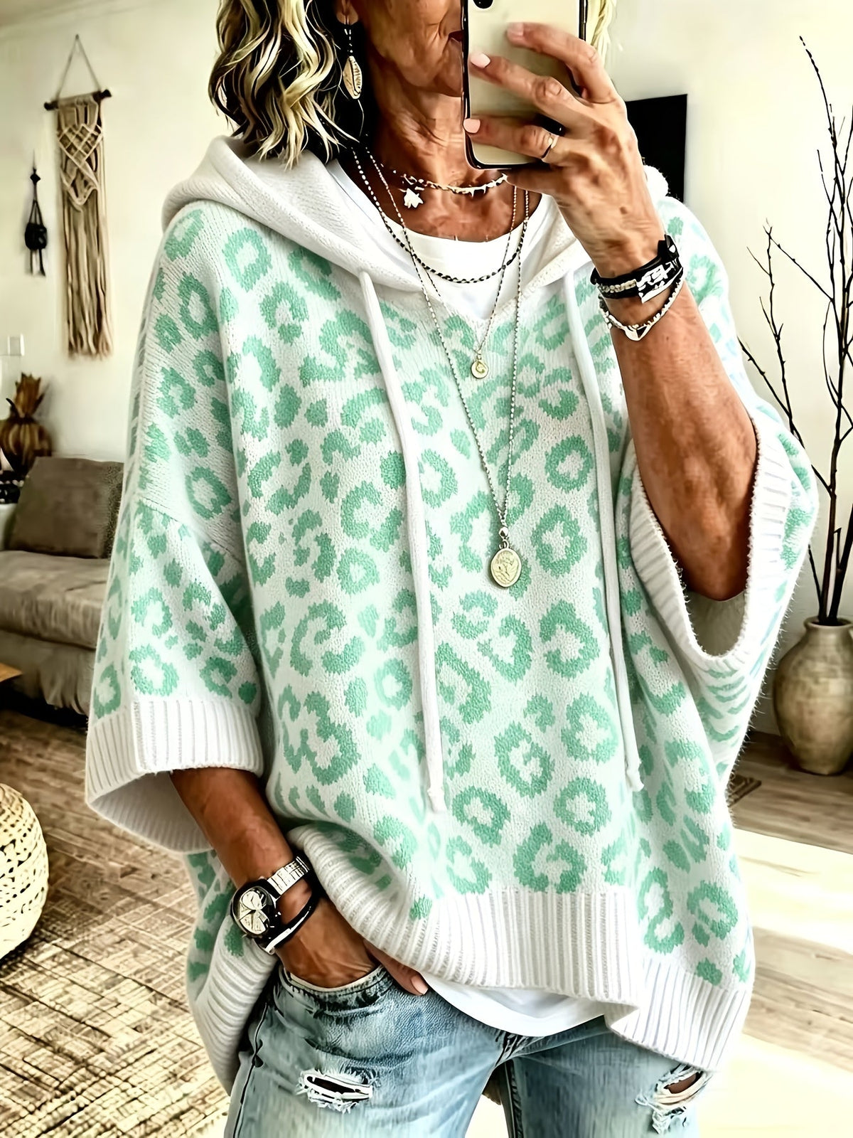 Charlotta | Stickad oversize-hoodie med djurmönster och dragsko – halvlång ärm