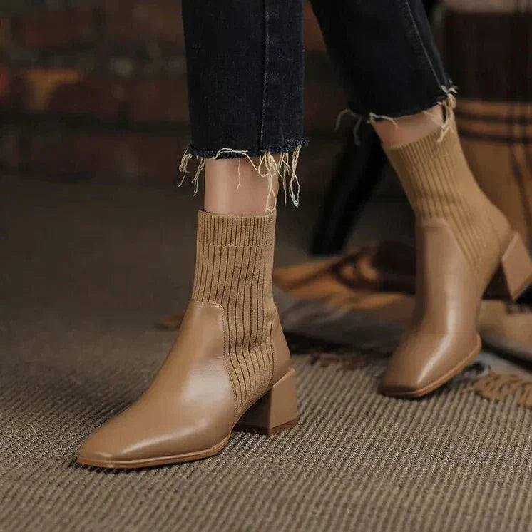 Daphne | Ribbstickade sockstövlar med blockklack - Snygga övergångsskor