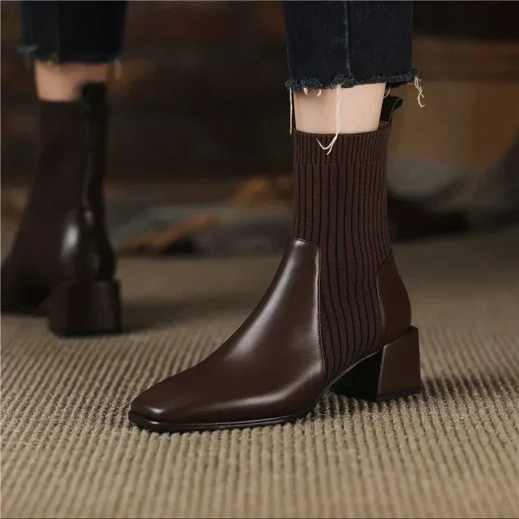 Daphne | Ribbstickade sockstövlar med blockklack - Snygga övergångsskor