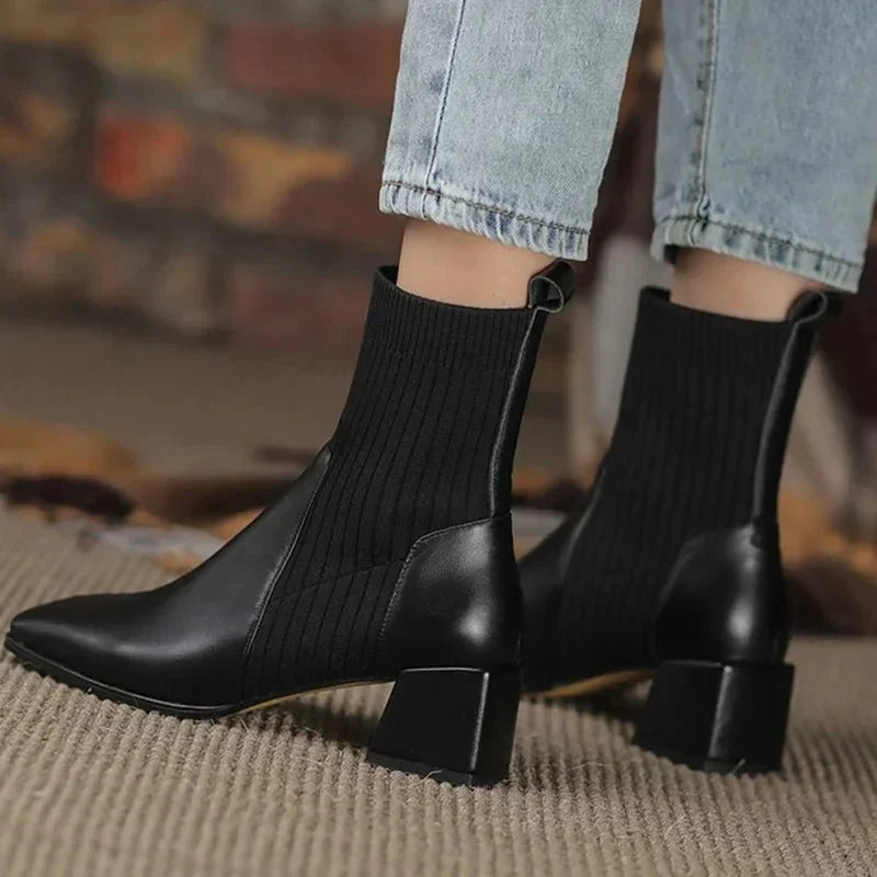 Daphne | Ribbstickade sockstövlar med blockklack - Snygga övergångsskor