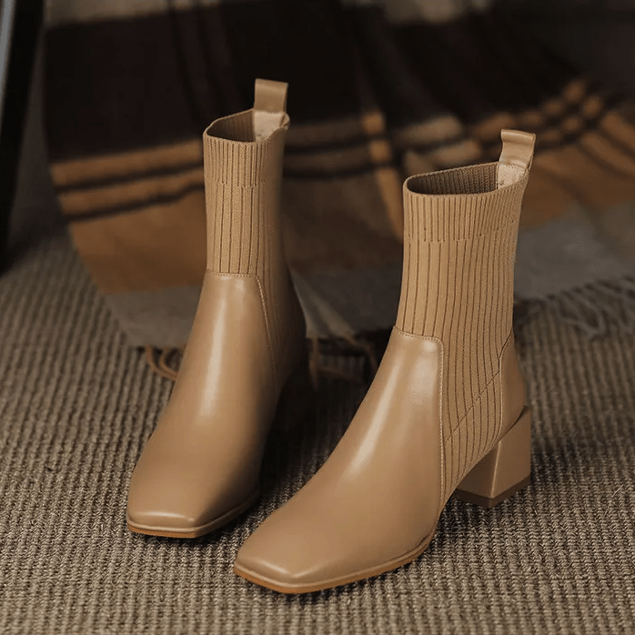 Daphne | Ribbstickade sockstövlar med blockklack - Snygga övergångsskor