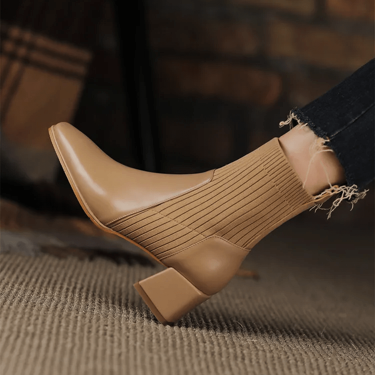 Daphne | Ribbstickade sockstövlar med blockklack - Snygga övergångsskor