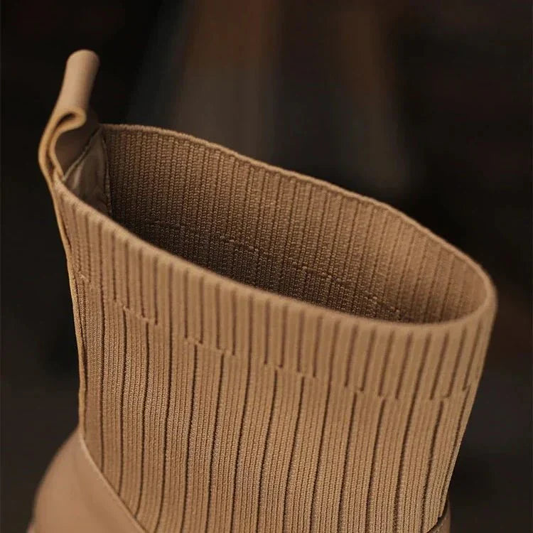 Daphne | Ribbstickade sockstövlar med blockklack - Snygga övergångsskor