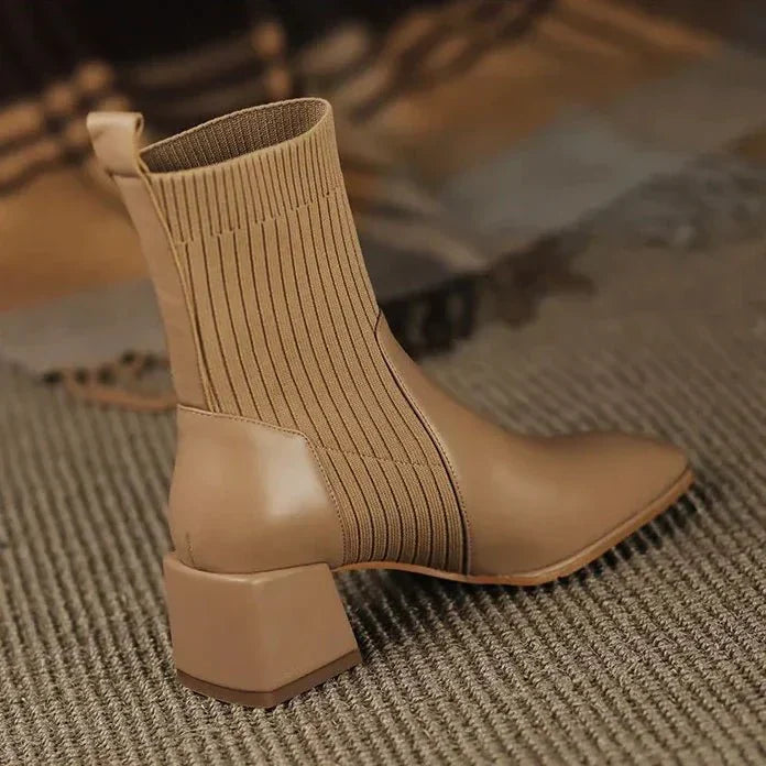 Daphne | Ribbstickade sockstövlar med blockklack - Snygga övergångsskor