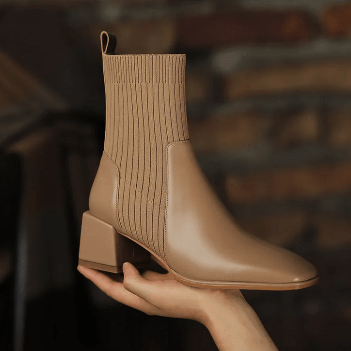 Daphne | Ribbstickade sockstövlar med blockklack - Snygga övergångsskor