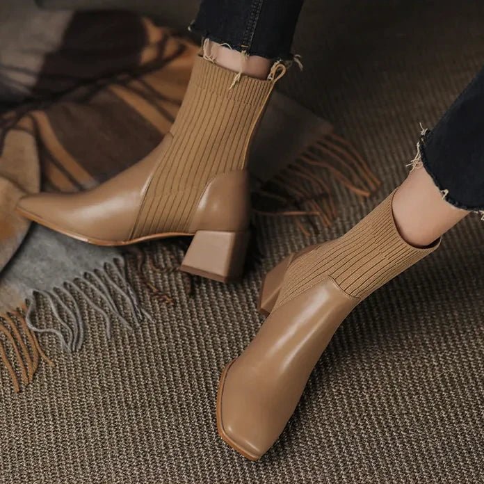 Daphne | Ribbstickade sockstövlar med blockklack - Snygga övergångsskor