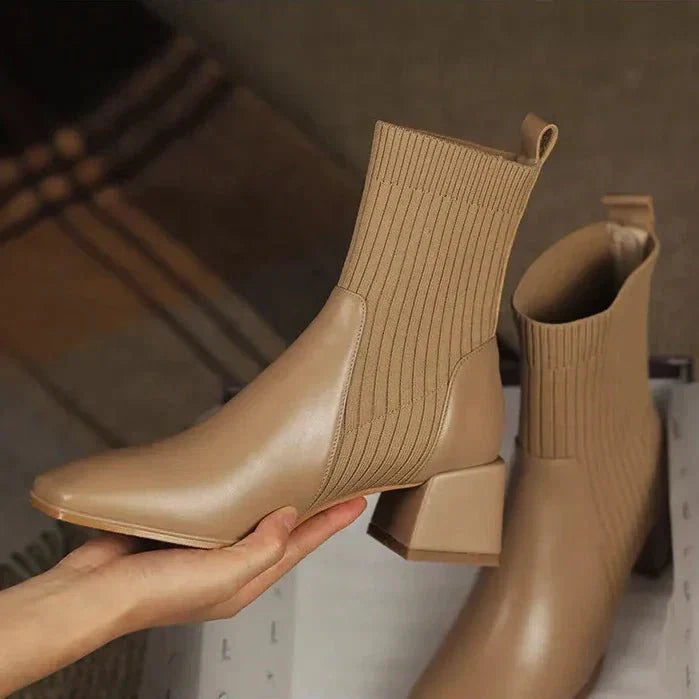 Daphne | Ribbstickade sockstövlar med blockklack - Snygga övergångsskor