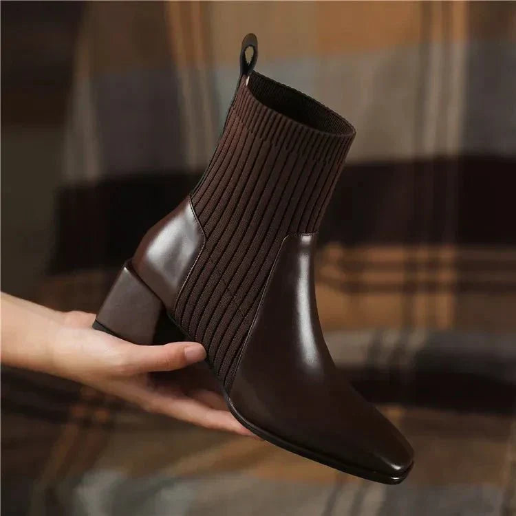 Daphne | Ribbstickade sockstövlar med blockklack - Snygga övergångsskor