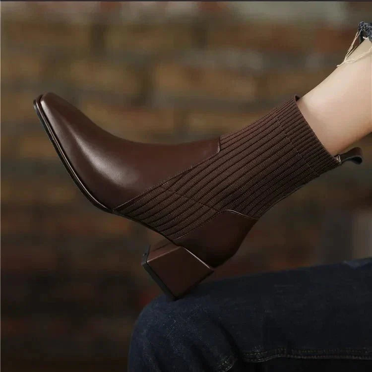 Daphne | Ribbstickade sockstövlar med blockklack - Snygga övergångsskor