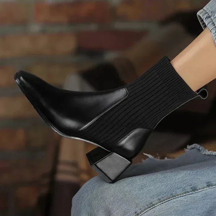 Daphne | Ribbstickade sockstövlar med blockklack - Snygga övergångsskor