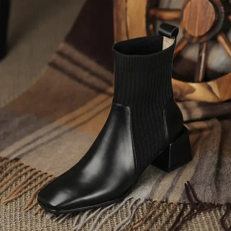 Daphne | Ribbstickade sockstövlar med blockklack - Snygga övergångsskor