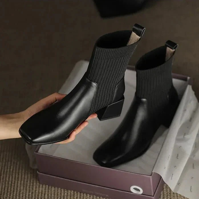 Daphne | Ribbstickade sockstövlar med blockklack - Snygga övergångsskor