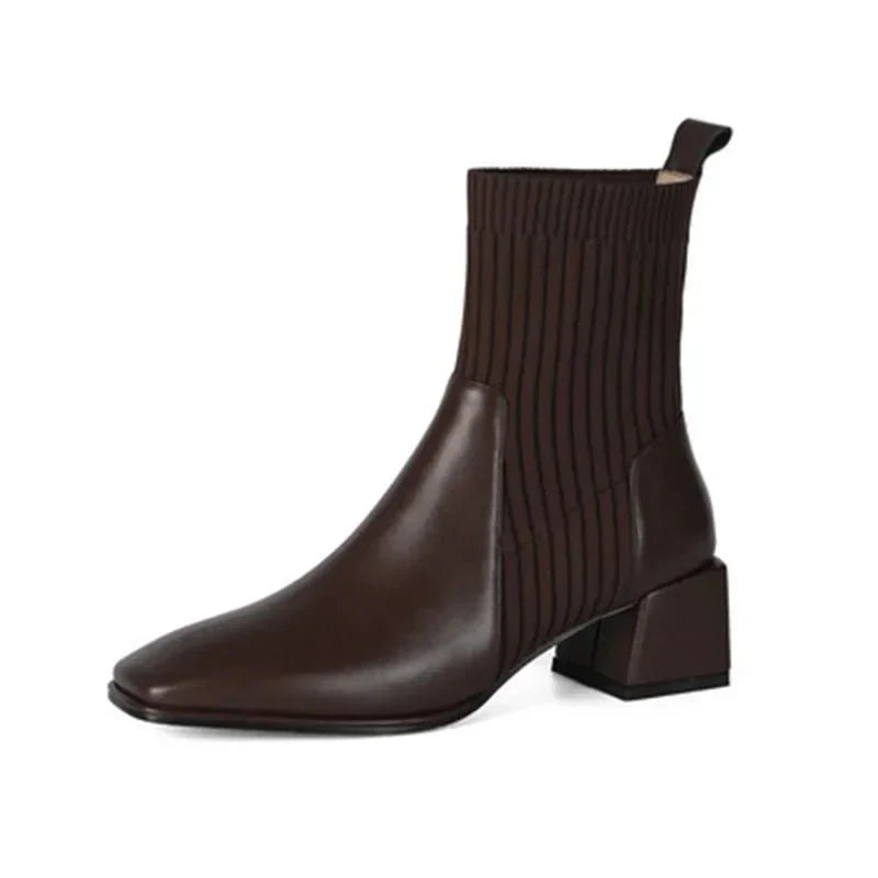 Daphne | Ribbstickade sockstövlar med blockklack - Snygga övergångsskor