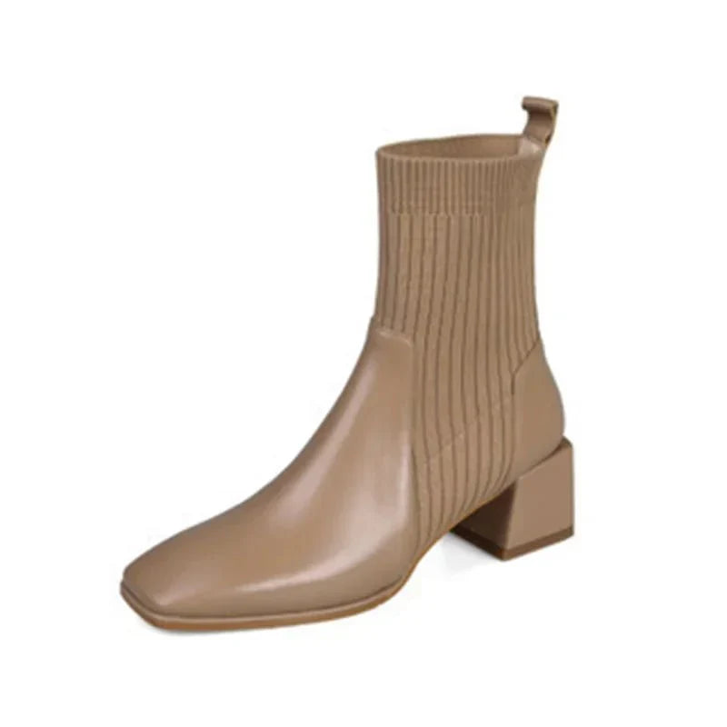 Daphne | Ribbstickade sockstövlar med blockklack - Snygga övergångsskor