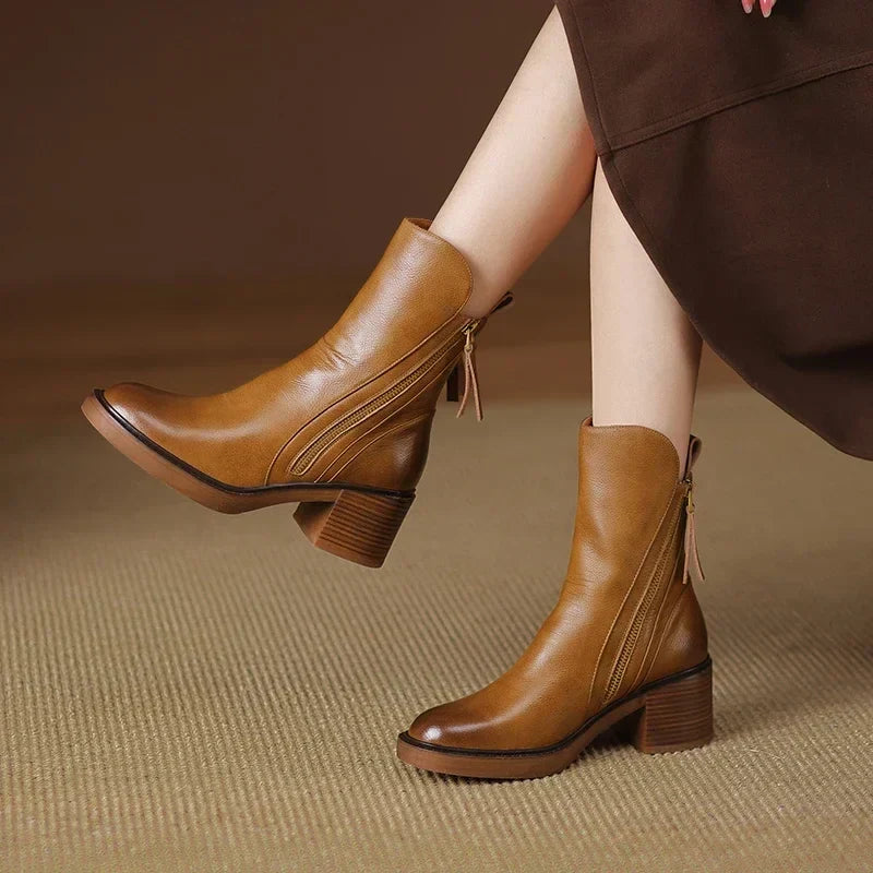 Delara | Stövlar med dragkedja och tofsar i sidan - Ankelboots i läderliknande material