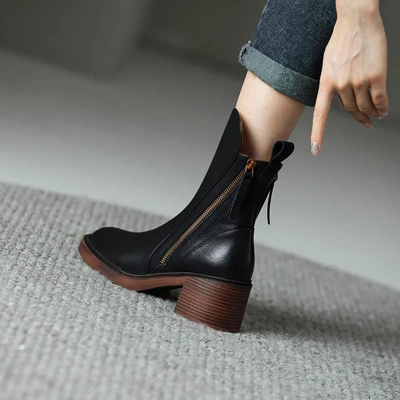 Delara | Stövlar med dragkedja och tofsar i sidan - Ankelboots i läderliknande material