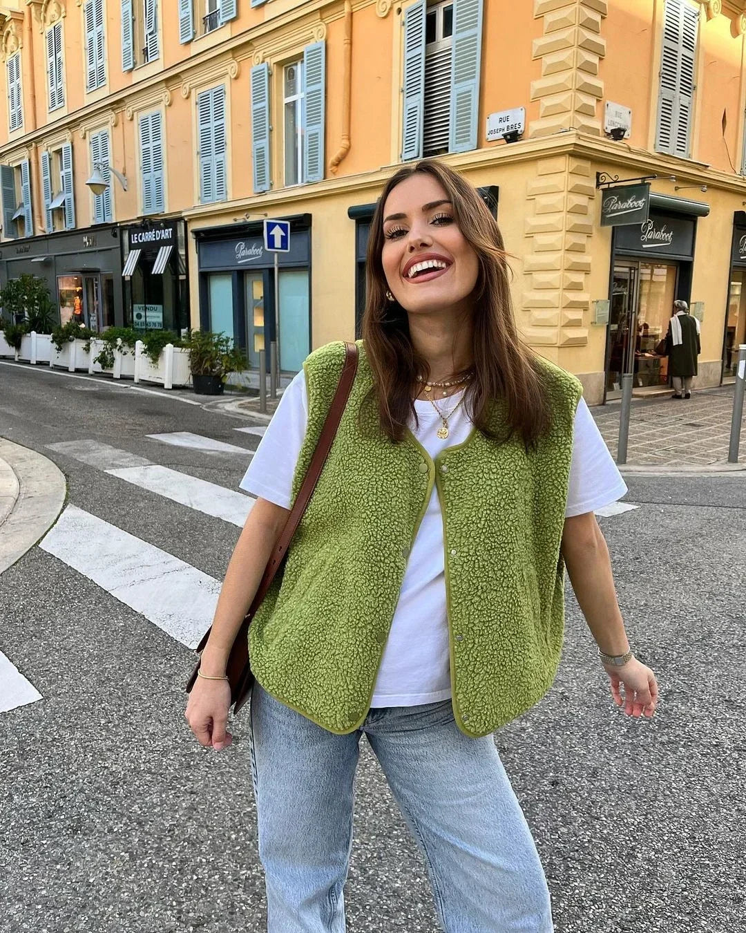 Layla | Ärmlös texturerad väst med tryckknappsknäppning - Minimalistisk lager-på-lager-klädsel