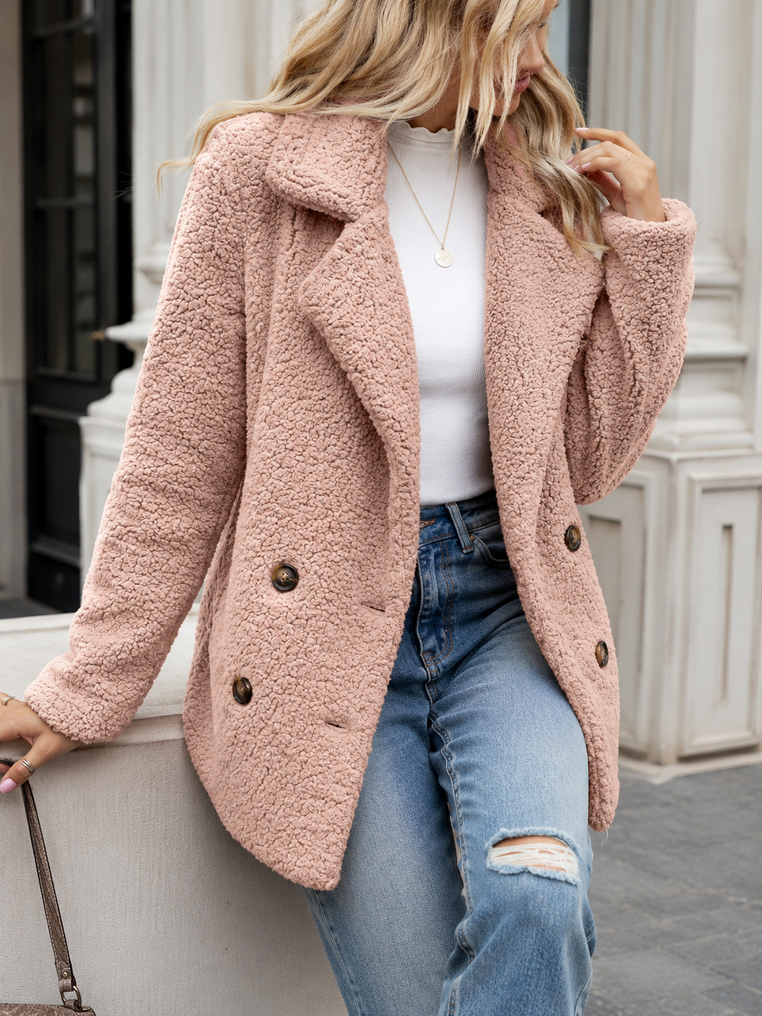Chloe | Dubbelknäppt teddykappa med hakkrage - Mysigt och elegant vinterytterplagg