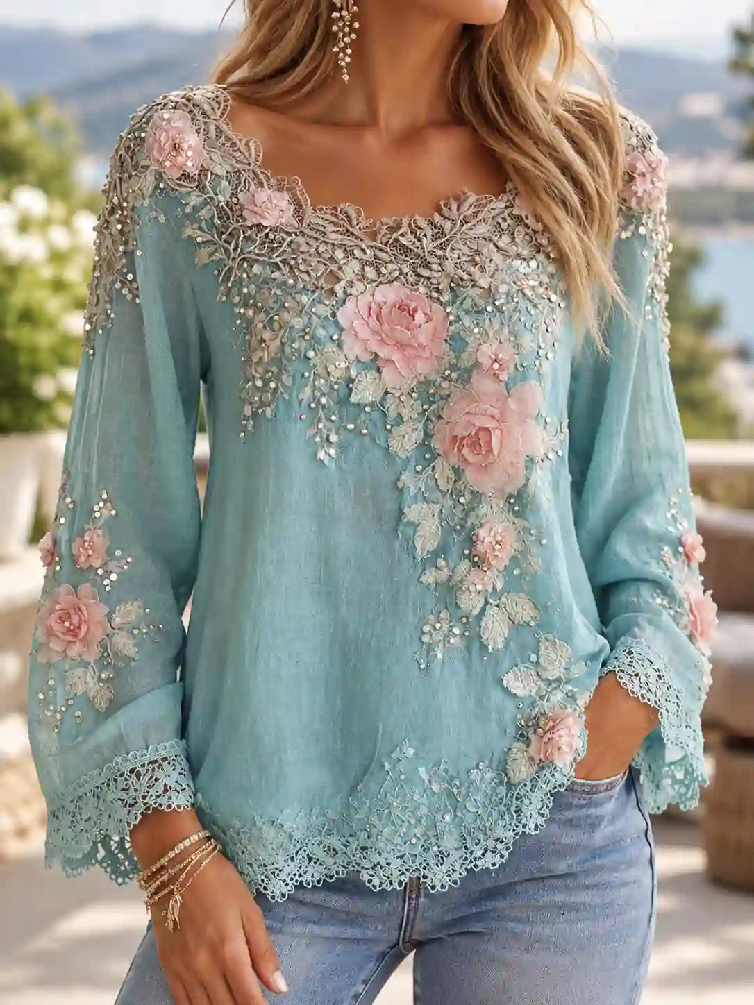 Kerstina | Blus med blomapplikationer, spetskant och rund halsringning – dekorerad långärmad vardagsblus