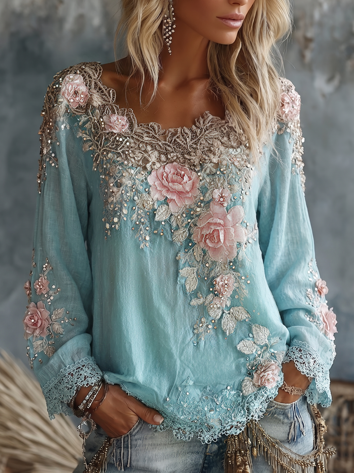 Kerstina | Blus med blomapplikationer, spetskant och rund halsringning – dekorerad långärmad vardagsblus