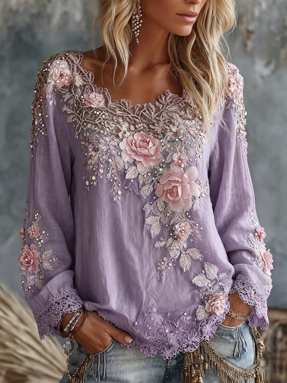 Kerstina | Blus med blomapplikationer, spetskant och rund halsringning – dekorerad långärmad vardagsblus